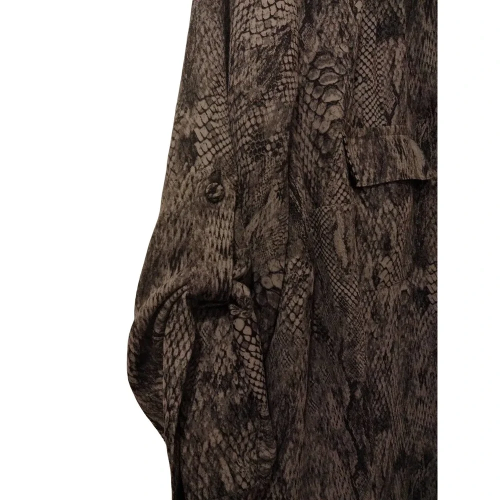 Torrid black gray snake skin pattern button up V neck blouse size large - Picture 4 of 8